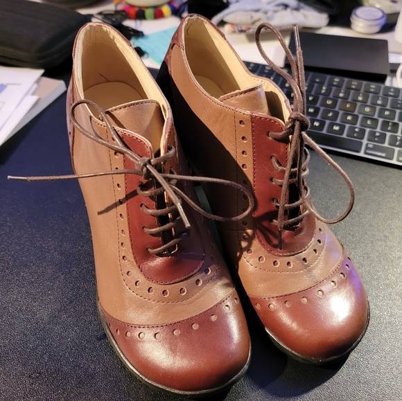 Near mint John Fluevog brown leather brogued style lace-up heel - Picture 2 of 5
